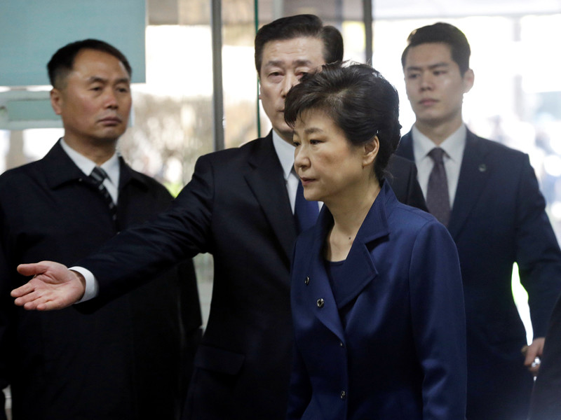 Экс-президент Южной Кореи Пак Кын Хе прибыла в суд, который будет решать вопрос о выдаче ордера на ее арест