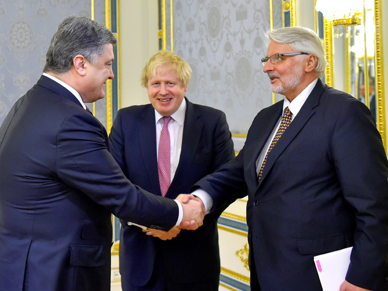 Президент Украины Петр Порошенко встретился с министром иностранных дел Великобритании Борисом Джонсоном и главой МИД Польши Витольдом Ващиковским