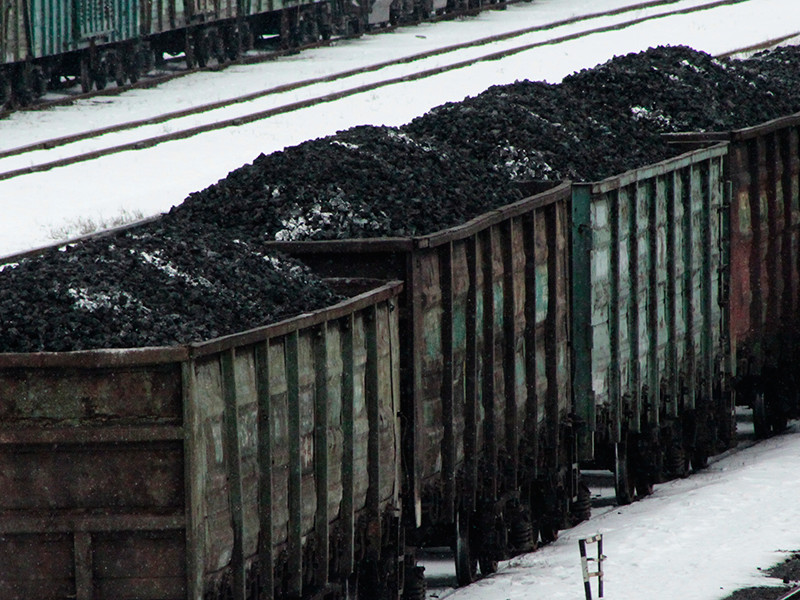 Угольные шахты, расположенные на территории самопровозглашенных Донецкой и Луганской народных республик, в том числе и те, на которых было на днях введено внешнее управление, прекратили поставки угля на Украину