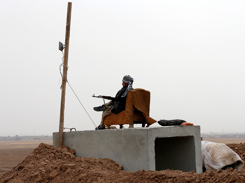 Курдские отряды отбили у "Исламского государства"* аэродром в городе Табка
