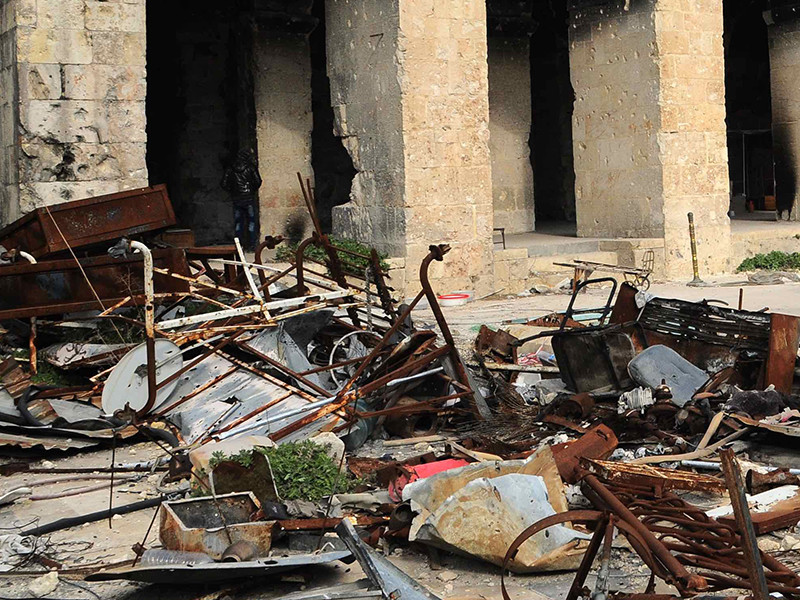В ходе авиаудара по мечети в деревне Аль-Джина в сирийской провинции Алеппо погибли 42 человека и десятки ранены