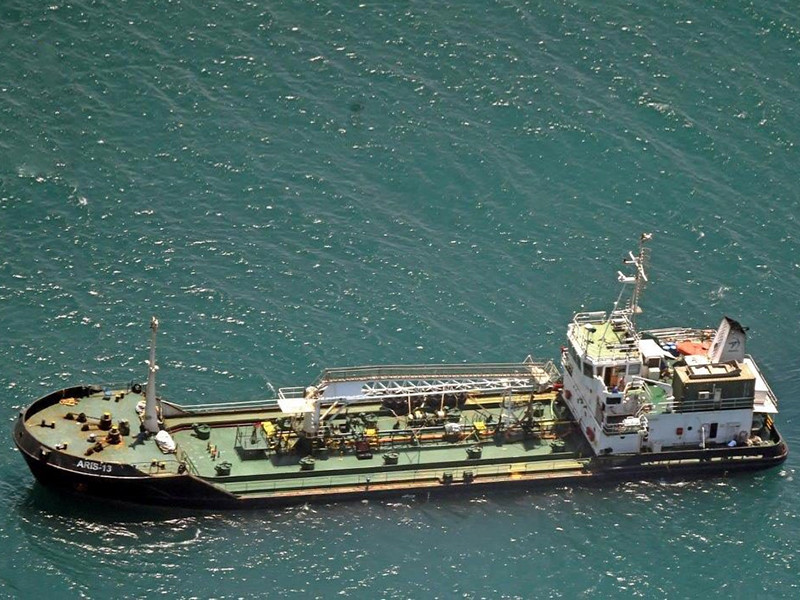 Капитан корабля подтвердил, что судно и экипаж удерживаются в плену у северо-восточных берегов Сомали и что на борту находятся вооруженные люди, которые согласны отпустить их после уплаты выкупа, размер которого не называется
