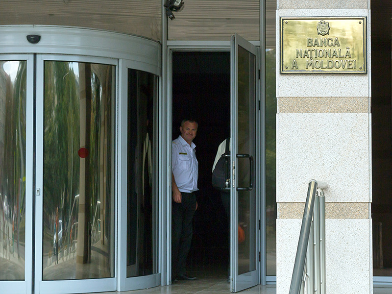 18 крупных чиновников Молдавии, среди которых судьи и руководство Национального банка, попали под подозрение об отмывании более 22 млрд долларов из России через молдавские банки
