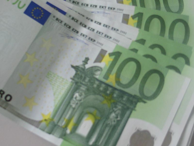 В Испании десятилетний мальчик из Кальдес-де-Монбуй в провинции Барселона нашел у своего деда кучу банкнот по 100 евро, отнес их в школу и раздал одноклассникам более 10 тысяч евро

