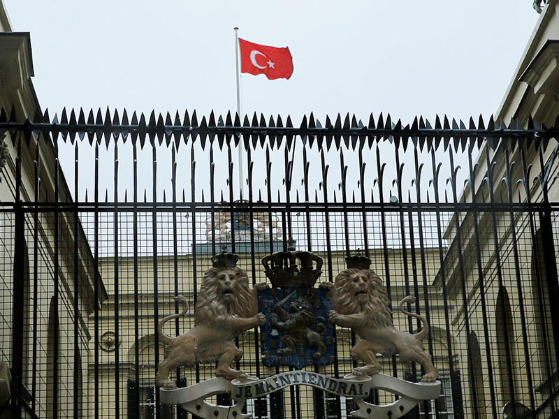 В Стамбуле протестующие поменяли флаг у голландского консульства на турецкий