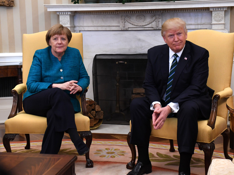 В Белом доме США впервые прокомментировали инцидент во время протокольной съемки Дональда Трампа и Ангелы Меркель в Белом доме, когда лидер США отказался пожать руку германскому канцлеру