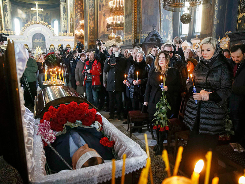 Церемония прощания с экс-депутатом состоялась сегодня во Владимирском соборе столицы Украины. В ней приняли участие несколько десятков человек
