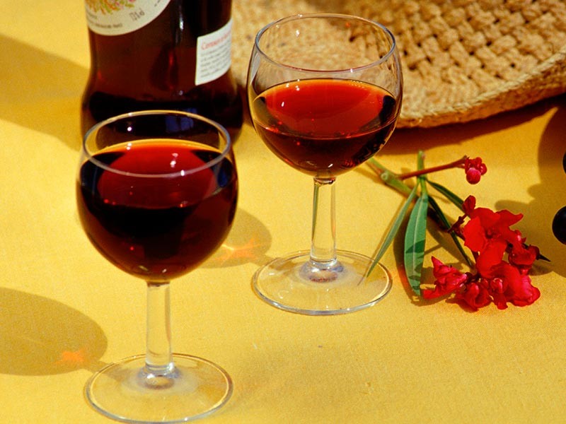 Молдавия исключила вино из списка алкогольных напитков. Согласно поправкам, принятым парламентом республики, отныне вино - это "продукт питания", произведенный путем спиртового брожения винограда и виноградного сусла

