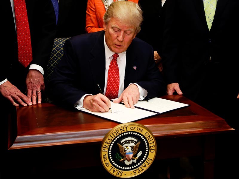 Трамп подписал вторую версию президентского иммиграционного указа: въезд в США будет запрещен гражданам шести стран


