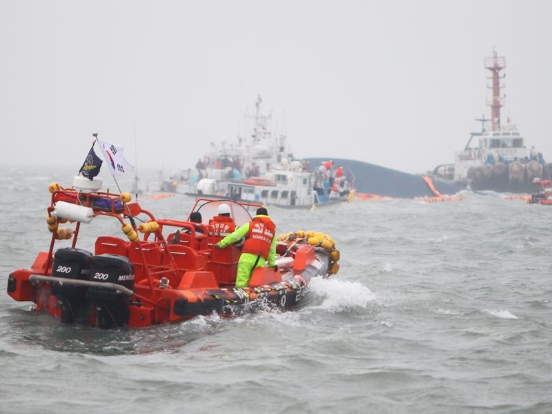 Паром Sewol затонул 16 апреля в Желтом море неподалеку от острова Чиндо вблизи юго-западных берегов страны. Из 476 пассажиров были спасены только 172 человека. Еще 304 погибли. Большинство жертв были школьниками, отправившимися на экскурсию

