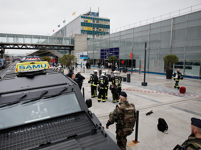 Напавший на военных в парижском аэропорту собирался "умереть за Аллаха"
