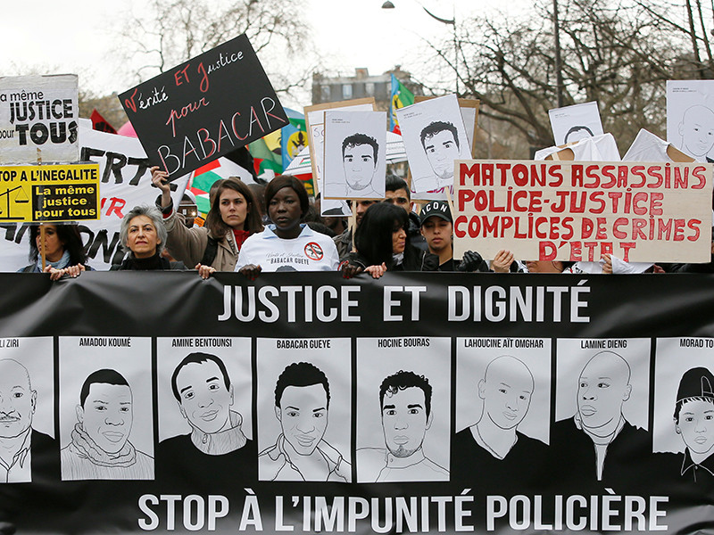 В Париже полиция применила слезоточивый газ к участникам марша против жестокости полиции
