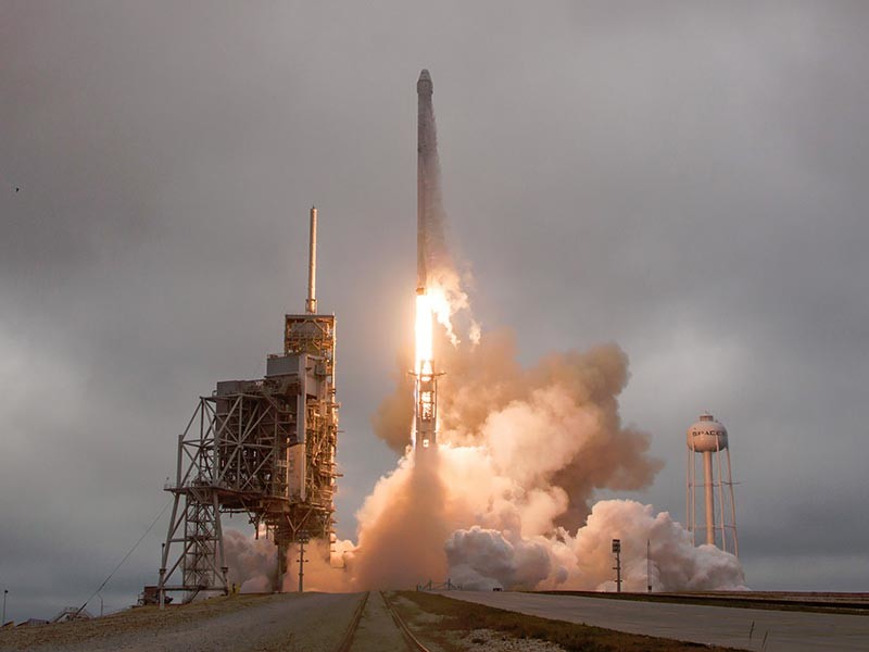 Испанский спутник дистанционного зондирования Земли PAZ будет запущен с помощью ракеты Falcon 9 американской частной компании SpaceX с космодрома 4E на базе Ванденберг в Калифорнии


