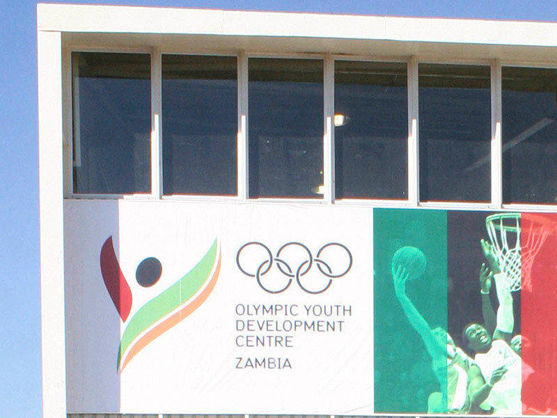 В Замбии восемь человек погибли в давке при раздаче продуктов для бедных.Инцидент произошел на входе в местный спортивный комплекс Olympic Youth Development Centre
