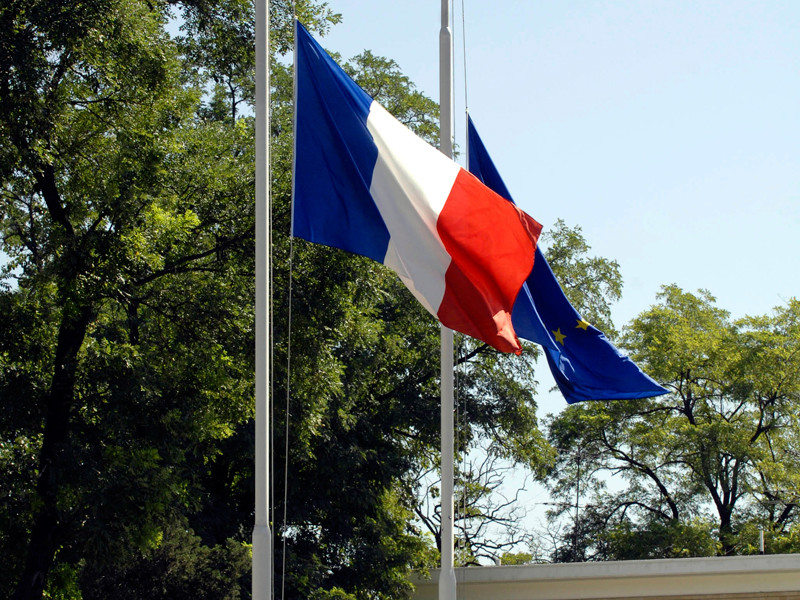 Посольство Франции в КНР после протестов в Париже и нападения с ножом призвало французов к бдительности

