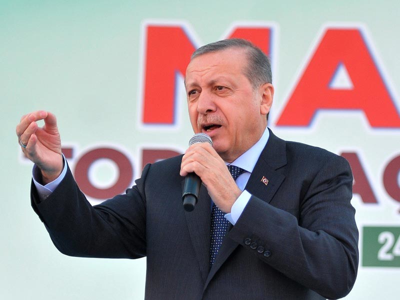 Президент Турции Реджеп Тайип Эрдоган заявил, что Анкара даст ответ Нидерландам в связи с тем, что власти этой страны не разрешили самолету главы турецкого МИД Мевлюта Чавушоглу, планировавшего выступить на митинге в Роттердаме, приземлиться на территории страны


