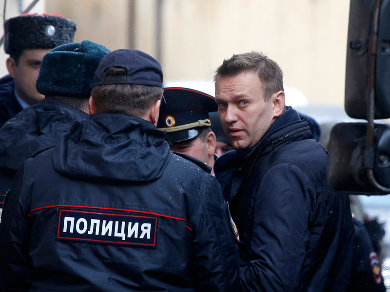 В заявлении говорится, что полицейские, в процессе разгона демонстраций задержавшие сотни горожан, в частности Алексея Навального, "помешали осуществлению основных свобод - выражения мнения, ассоциаций и мирных собраний, которые являются основополагающими правами, закрепленными в российской Конституции"
