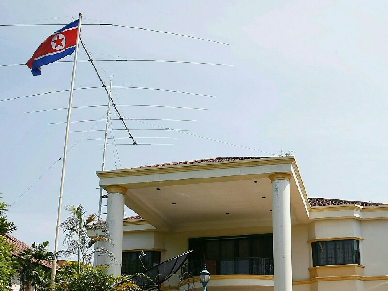 Сотрудники полиции Малайзии провели сегодня около двух часов на территории посольства КНДР в Куала-Лумпуре в связи с расследованием дела об убийстве Ким Чон Нама