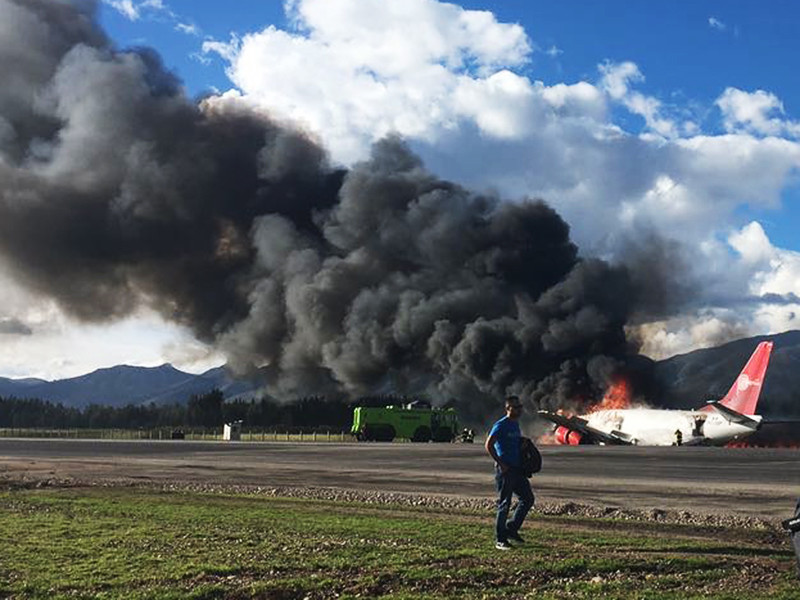 Пассажирский самолет Boeing 737 авиакомпании Peruvian Airlines, следовавший из столицы Перу Лимы, загорелся при приземлении в аэропорту перуанского города Хауха