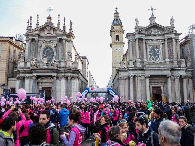 В Италии, где день 8 марта называется Festa Della Donna и считается днем борьбы за права женщин, проходят забастовки, марши и демонстрации против дискриминации и гендерного насилия. В итальянской столице Риме из-за протестов парализовано движение транспорта


