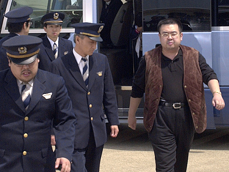 Отпечатки пальцев Ким Чон Нама в Японии получили еще в 2001 году, после того как его задержали в аэропорту Нарита. Тогда брат Ким Чен Ына пытался проникнуть в Японию по фальшивому паспорту, но был задержан и выдворен из страны