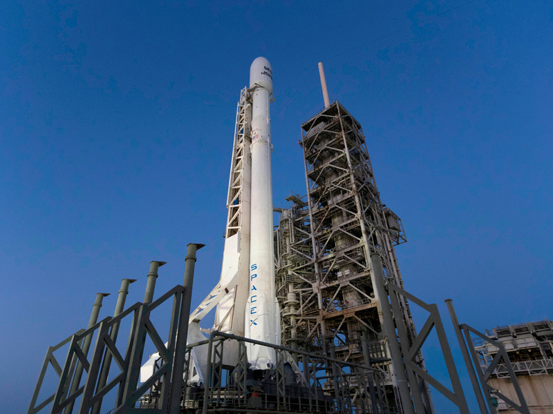 Компания SpaceX впервые запустила уже использованную ракету, первую ступень которой ранее успешно вернули на морскую платформу
