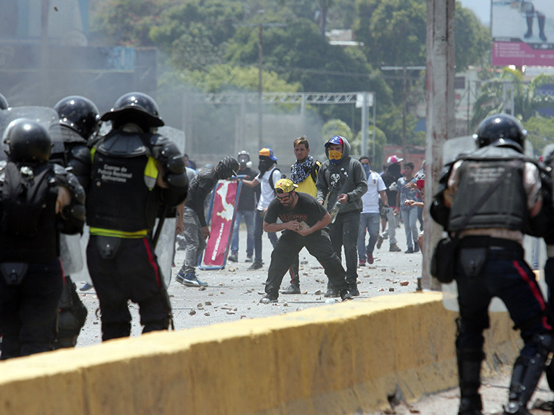 Оба погибших были застрелены в городе Баркисимето военизированными сторонниками Мадуро. Одному убитому было 36 лет, второму - 13 лет. Еще 12 человек получили ранения. Ранее сообщалось о троих убитых