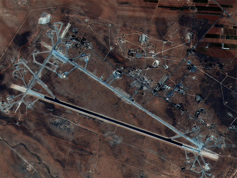 Трамп объяснил сохранность взлетной полосы на разгромленной авиабазе в Сирии
