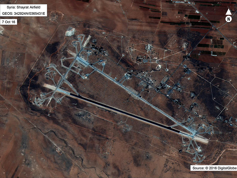 На сирийском аэродроме, который бомбили США, находились россияне