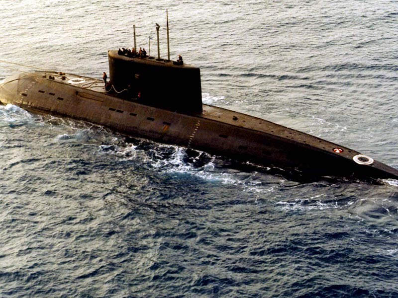 "В эксклюзивной экономической зоне Латвии в 5,5 морских милях от территориальных вод Латвии Военно-морские силы 16 апреля идентифицировали две российские подводные лодки класса "Кило", - говорится в сообщении НВС в Twitter
