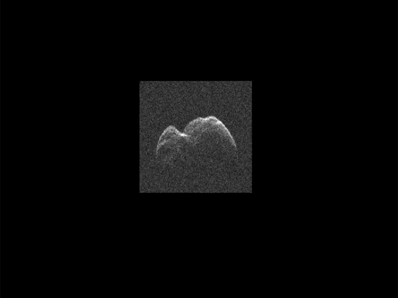 Огромный, шириной более полукилометра, яркий блестящий астероид 2014 JO25, имеющий форму арахиса, приближается к Земле со стороны Солнца и должен пройти от нее в ночь на 20 апреля на расстоянии 1,8 млн километров
