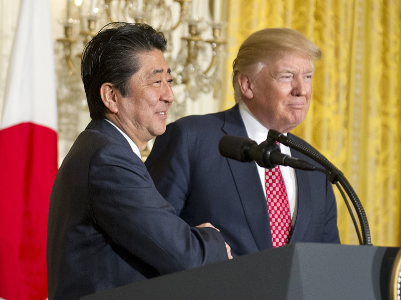 Президент США Дональд Трамп заверил премьер-министра Синдзо Абэ, что Вашингтон проконсультируется с Токио, прежде чем предпринимать какие-либо действия в отношении КНДР