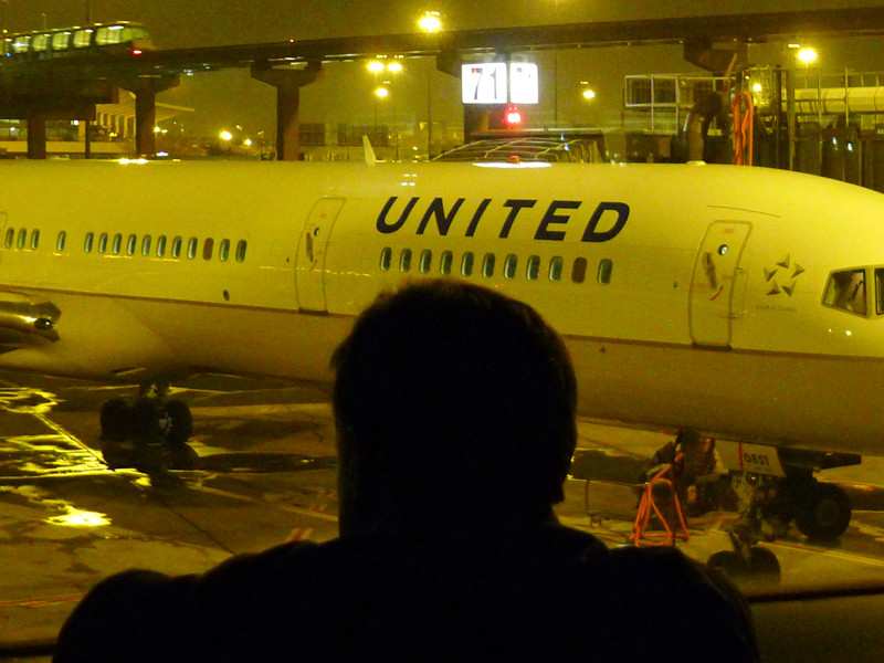 Пассажира United Airlines силой выволокли из самолета из отказа уступить место сотруднику авиакомпании
