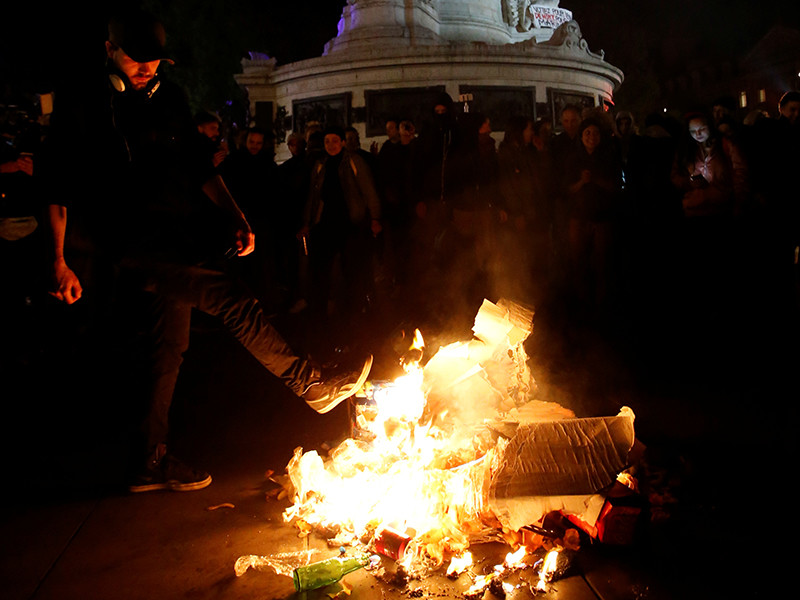 В Париже после выборов произошли новые столкновения между полицией и демонстрантами
