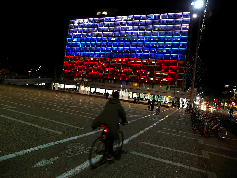 Здание мэрии Тель-Авива в цвета российского флага