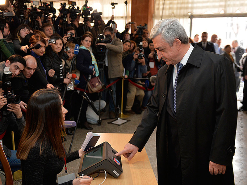 Система контроля на выборах в Армении не опознала пальцы двух президентов страны