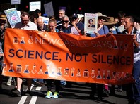 Тысячи людей вышли на марши в защиту науки по всему миру