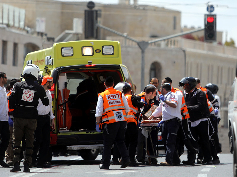 В Иерусалиме мужчина, вооруженный ножом, в пятницу, 14 апреля, совершил нападение в трамвае. Погибла 23-летняя девушка
