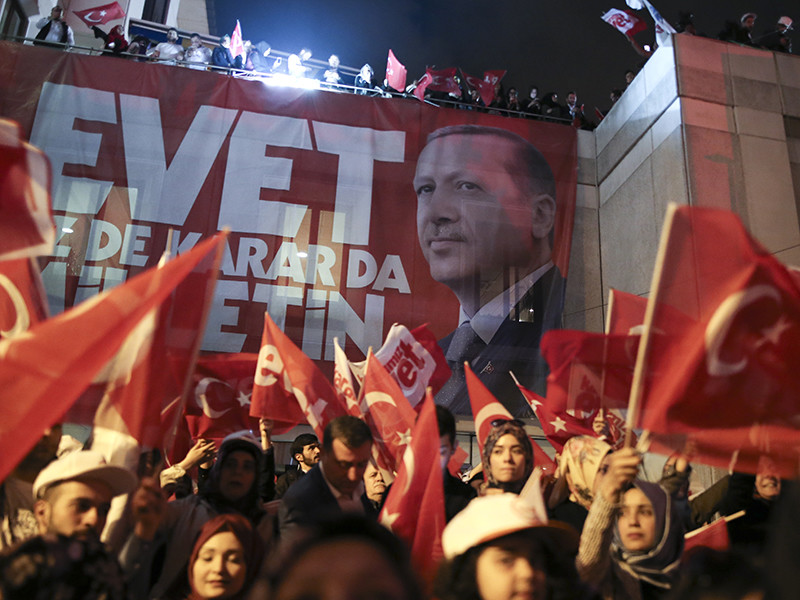 Турция решила продлить режим чрезвычайного положения после референдума