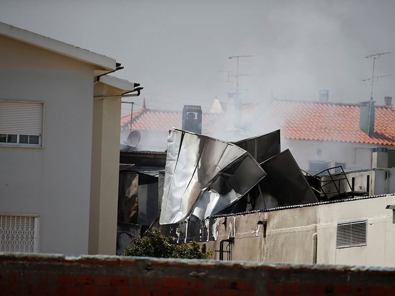 В португальском городе Тирес (муниципалитет Кашкайш) в понедельник, 17 апреля, небольшой самолет упал рядом с супермаркетом