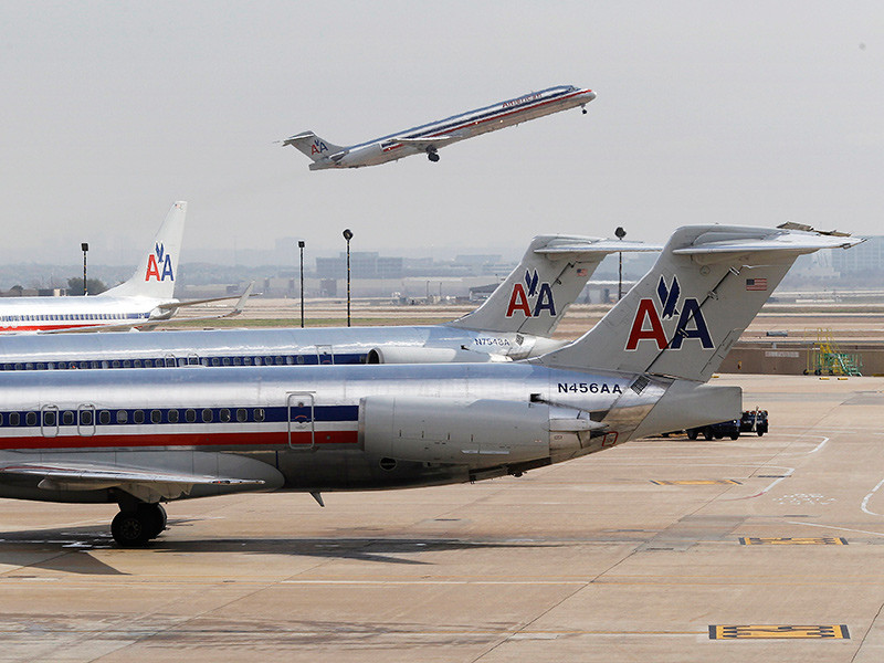 American Airlines отстранила от работы стюарда, ударившего женщину с ребенком коляской