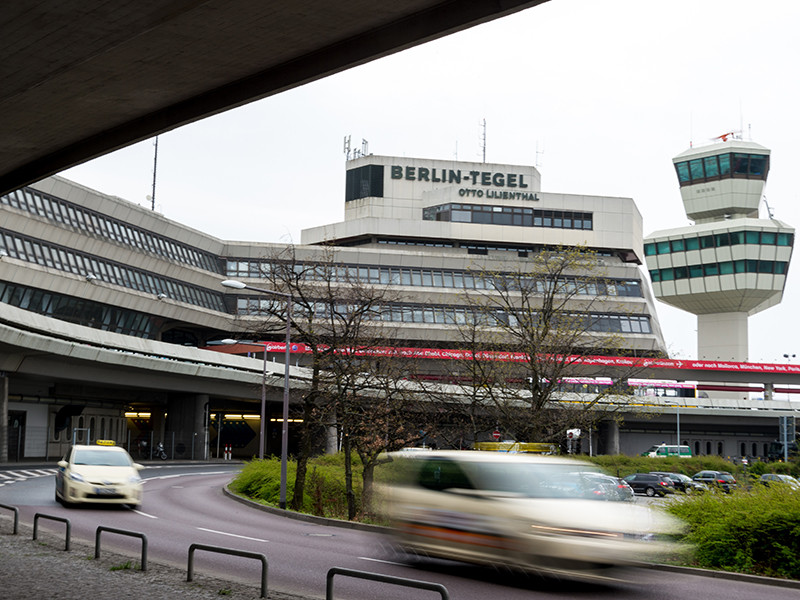 Аэропорт столицы Германии Берлина Tegel в субботу прекратил принимать рейсы из-за обнаружения бесхозного чемодана
