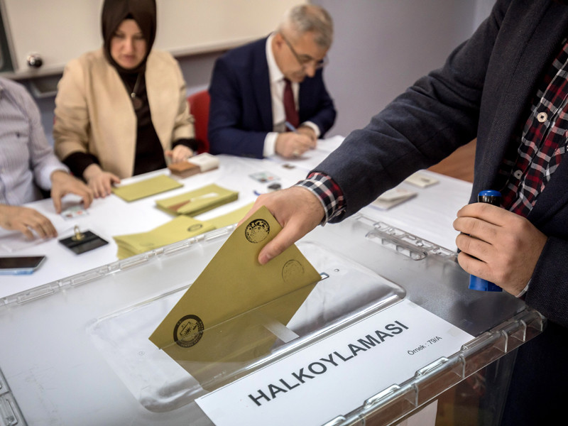 В Турции начался подсчет голосов на историческом конституционном референдуме, который предполагает усиление власти нынешнего президента Реджепа Тайипа Эрдогана и поддерживается его партией