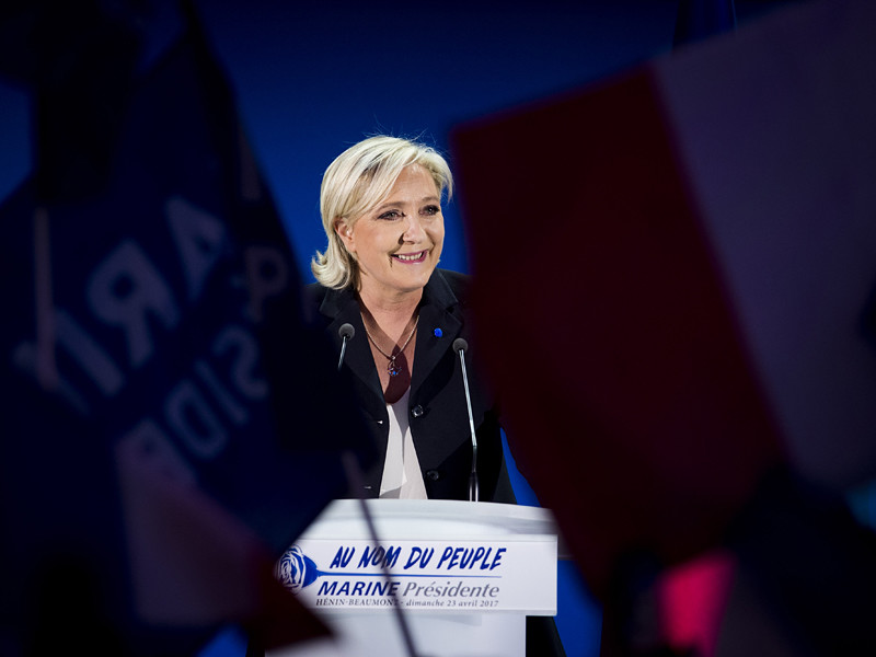 Лидер "Национального" фронта Марин Ле Пен, которая вышла во второй тур президентских выборов во Франции, объявила о своем решении временно отойти от партийных дел, чтобы полностью сконцентрироваться на избирательной кампании перед вторым туром