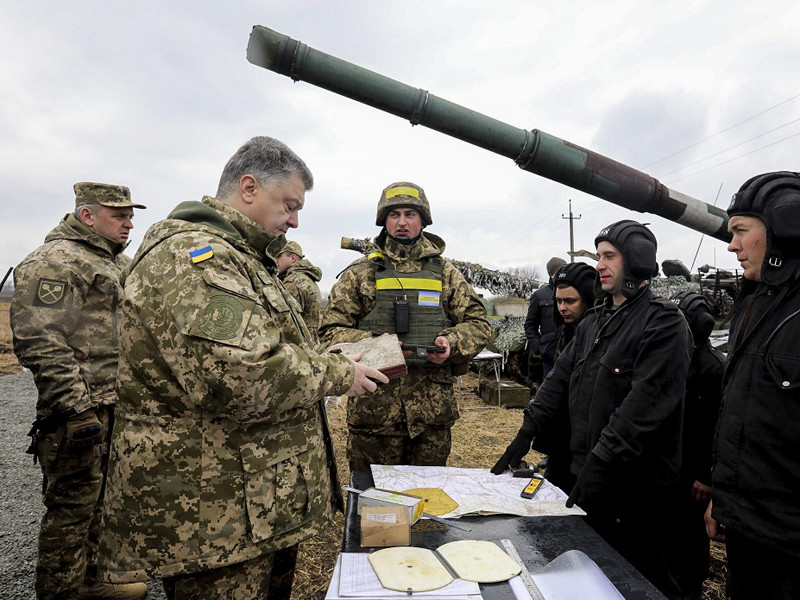 Президент Украины Петр Порошенко в среду, 12 апреля, отправился с рабочей поездкой в Луганскую область, чтобы встретиться с военнослужащими