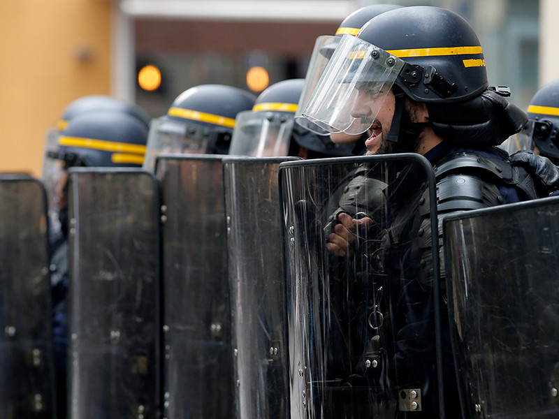 В Париже полиция применила слезоточивый газ для усмирения участников демонстрации
