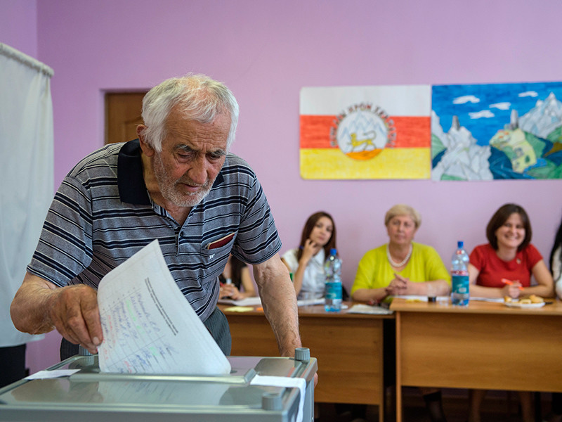 Явка на выборах президента Южной Осетии по состоянию на 14:00 (совпадает с московским временем) превысила 50% и, таким образом, выборы состоялись