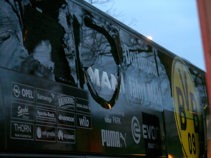 Полиция Дортмунда исследует связь атаки на автобус "Боруссии" с исламистами - на месте взрыва найдено письмо
