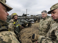 В своем обращении к военным Порошенко отметил, что ему "очень приятно лично приветствовать славных защитников Украины, которые находятся на переднем крае борьбы с врагом"