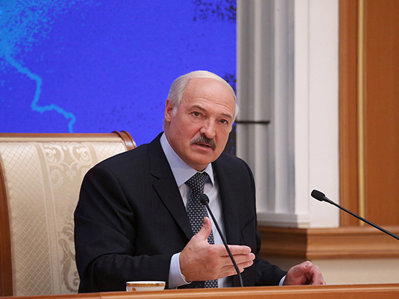 "Мы вместе вносим большой вклад в обеспечение социальных гарантий и равенства прав белорусов и россиян, а также углубление двусторонних гуманитарных связей. Высокий уровень доверия позволяет нам тесно взаимодействовать в сфере внешней политики и безопасности", - говорится в обращении Лукашенко